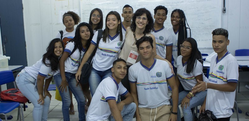 A psicóloga Andréia Nóbrega com os estudantes (Fotos: Pedro Barros)